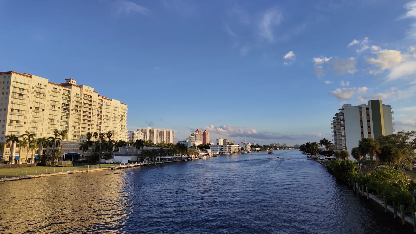 Embarcaciones, edificios y vistas desde el puente