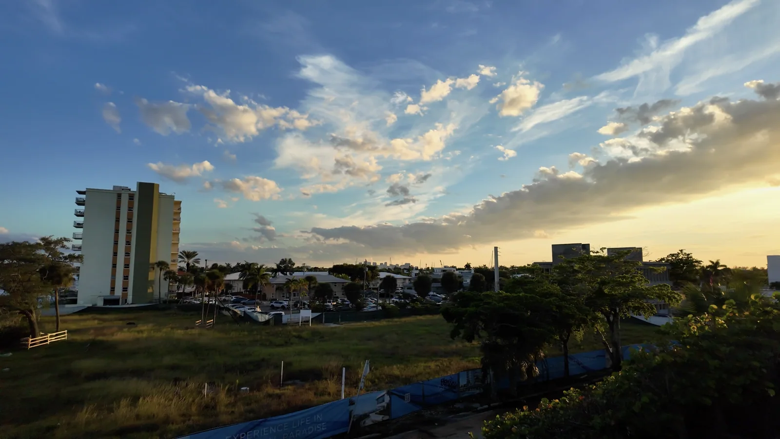 Embarcaciones, edificios y vistas desde el puente