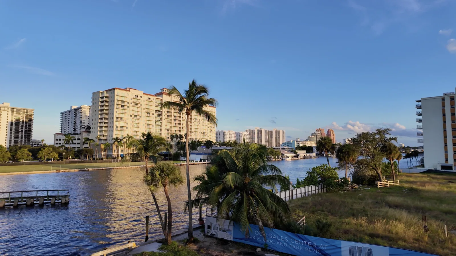 Embarcaciones, edificios y vistas desde el puente