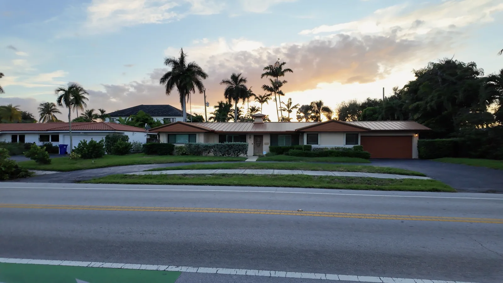 Casas, jardines y calles de Coral Ridge al atardecer