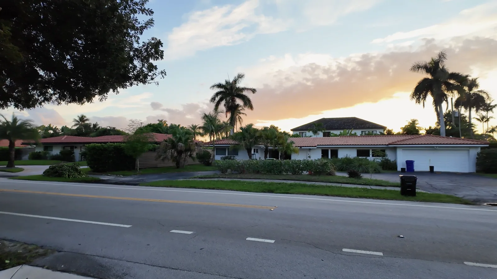 Casas, jardines y calles de Coral Ridge al atardecer