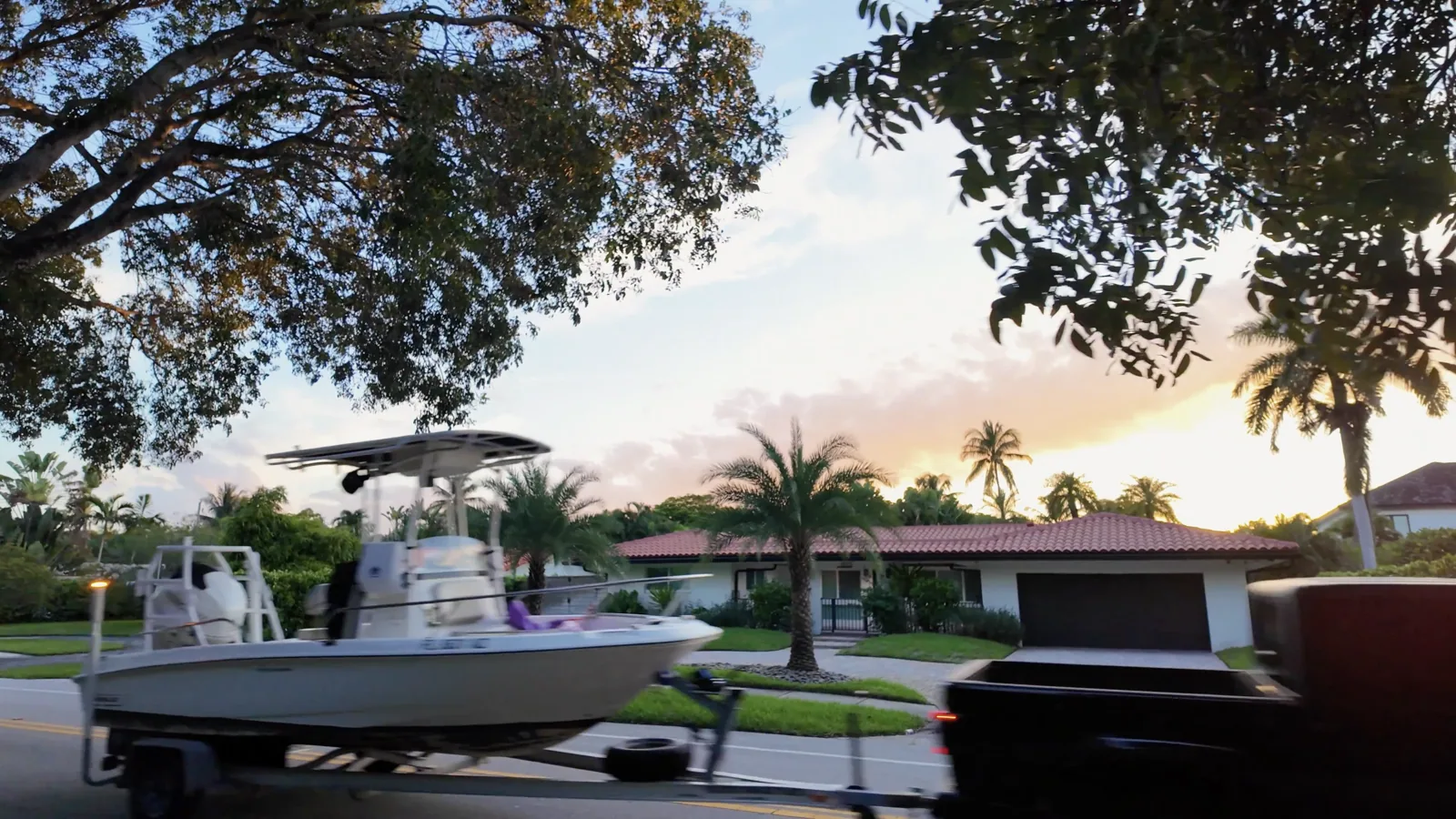 Casas, jardines y calles de Coral Ridge al atardecer