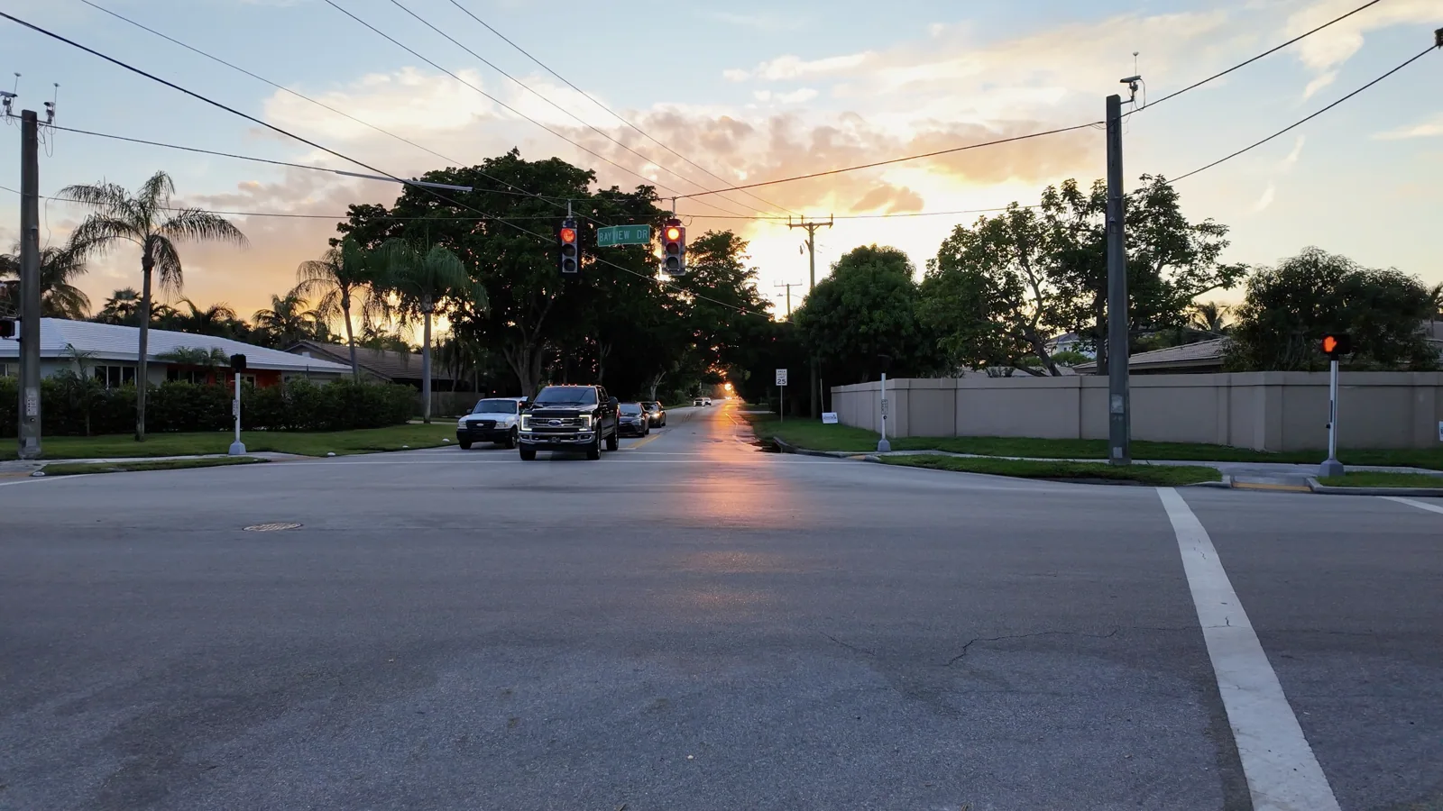 Casas, jardines y calles de Coral Ridge al atardecer