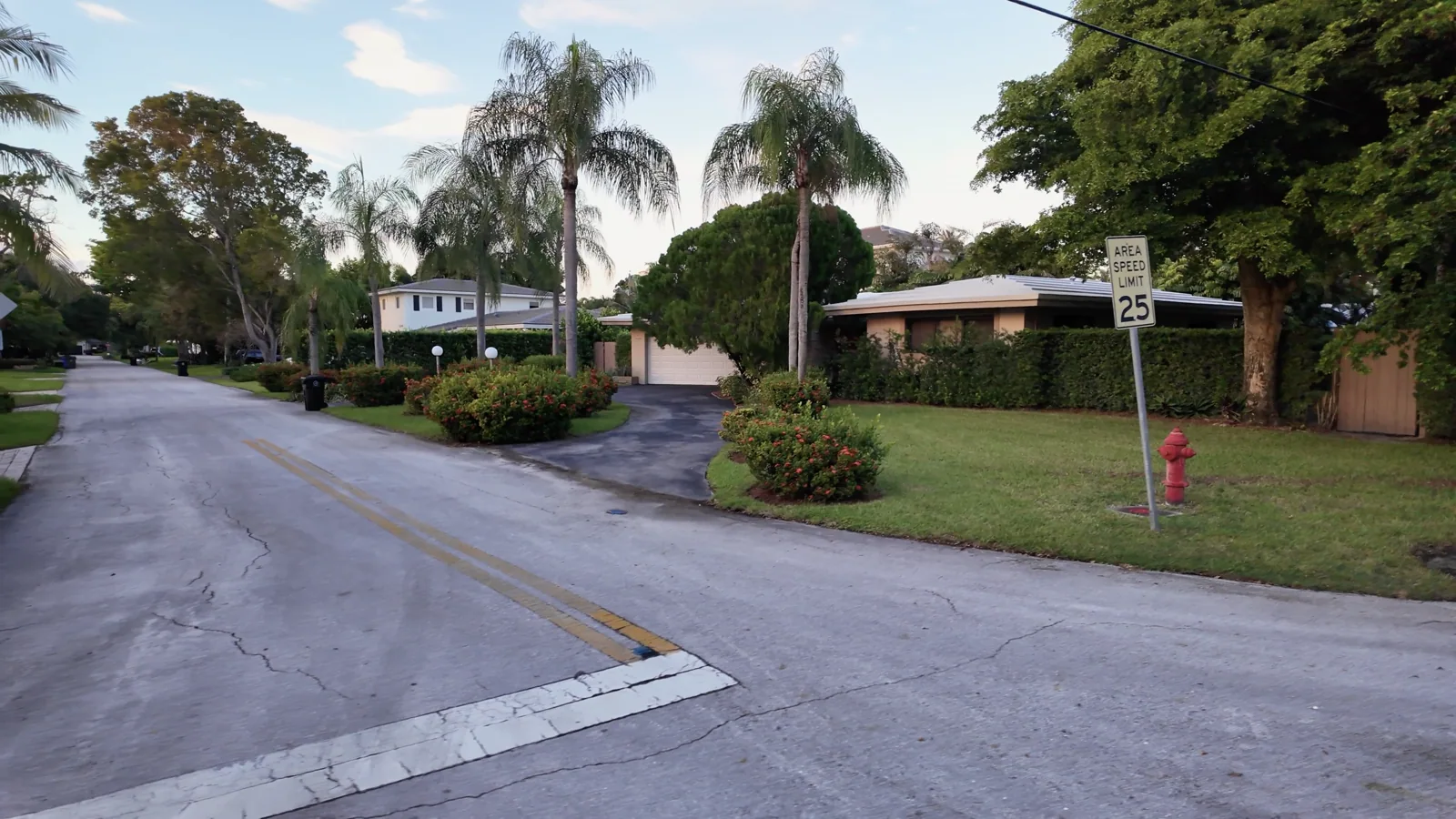 Casas, jardines y calles de Coral Ridge al atardecer