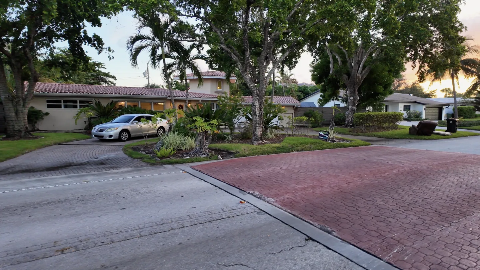 Casas, jardines y calles de Coral Ridge al atardecer