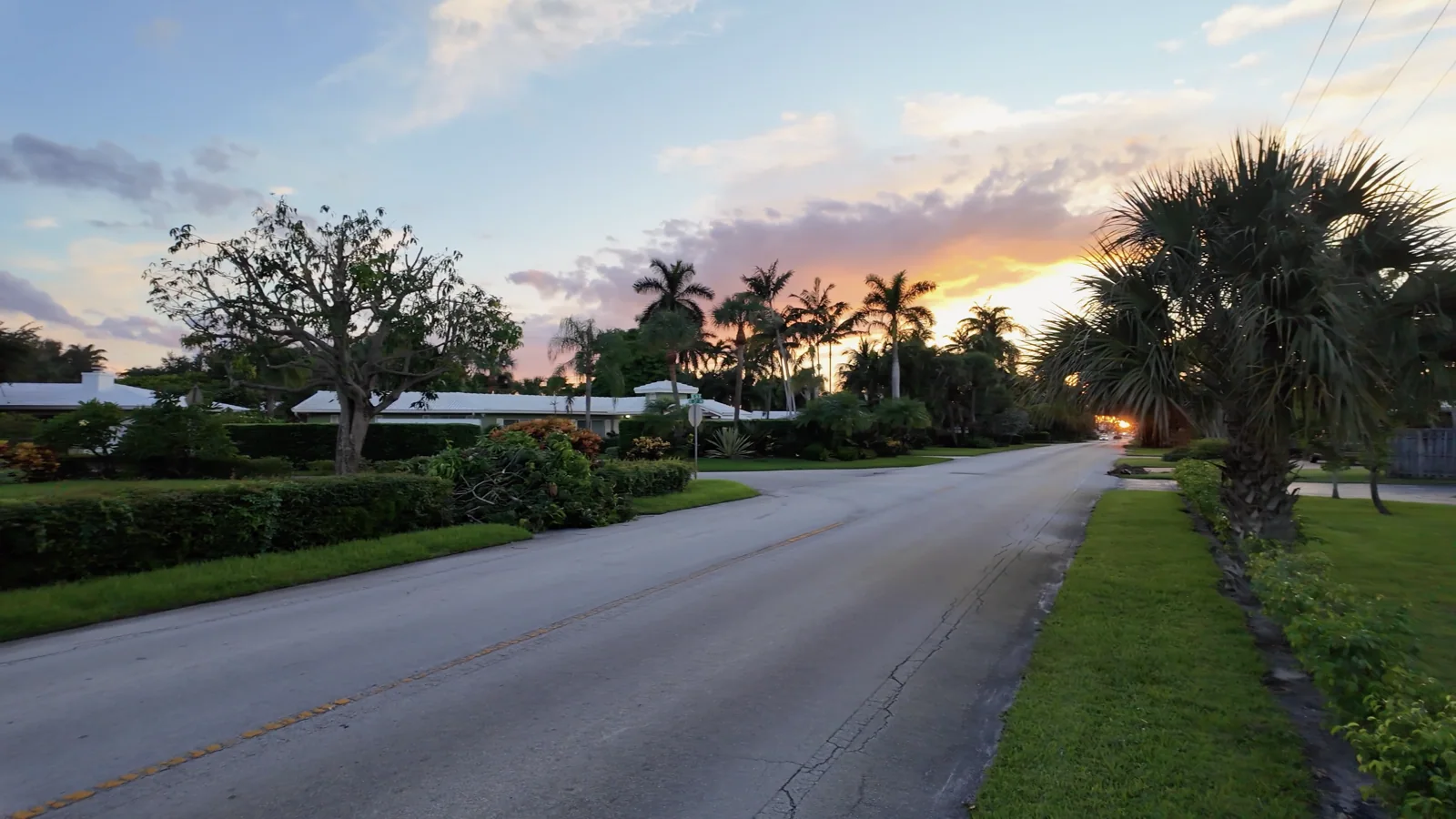 Casas y jardines de Coral Ridge al atardecer