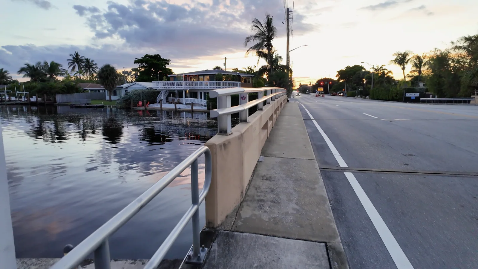 Puente de NE 26th Street y canal de entrada a Wilton Manors