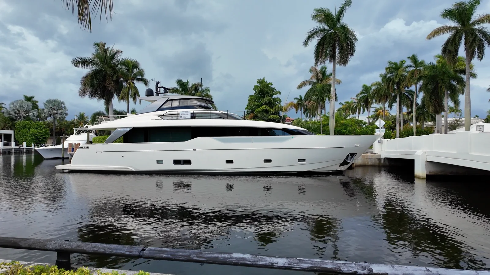 Yate blanco amarrado junto a una vivienda