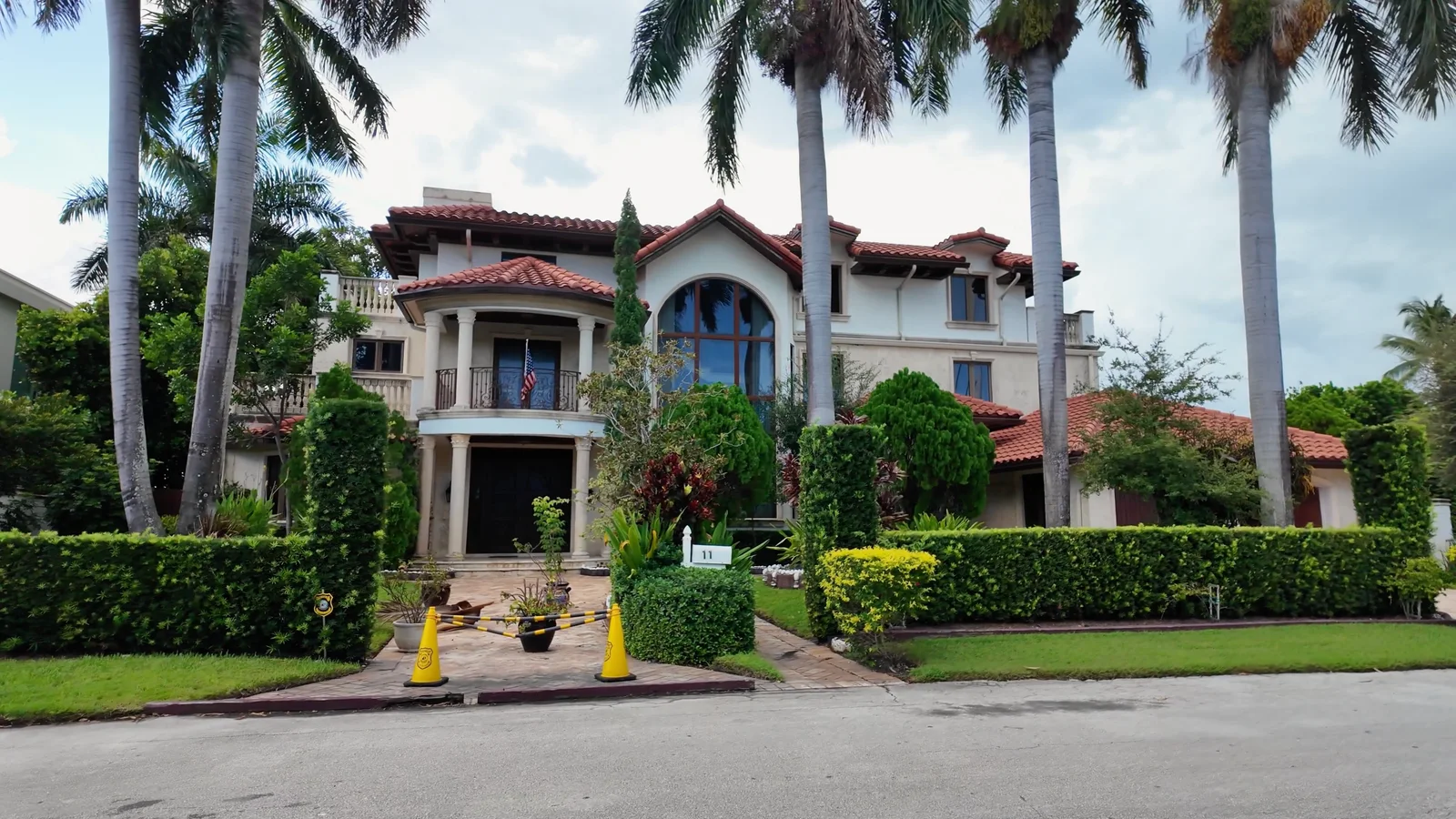 Casa de cubierta de tejas y jardín tropical