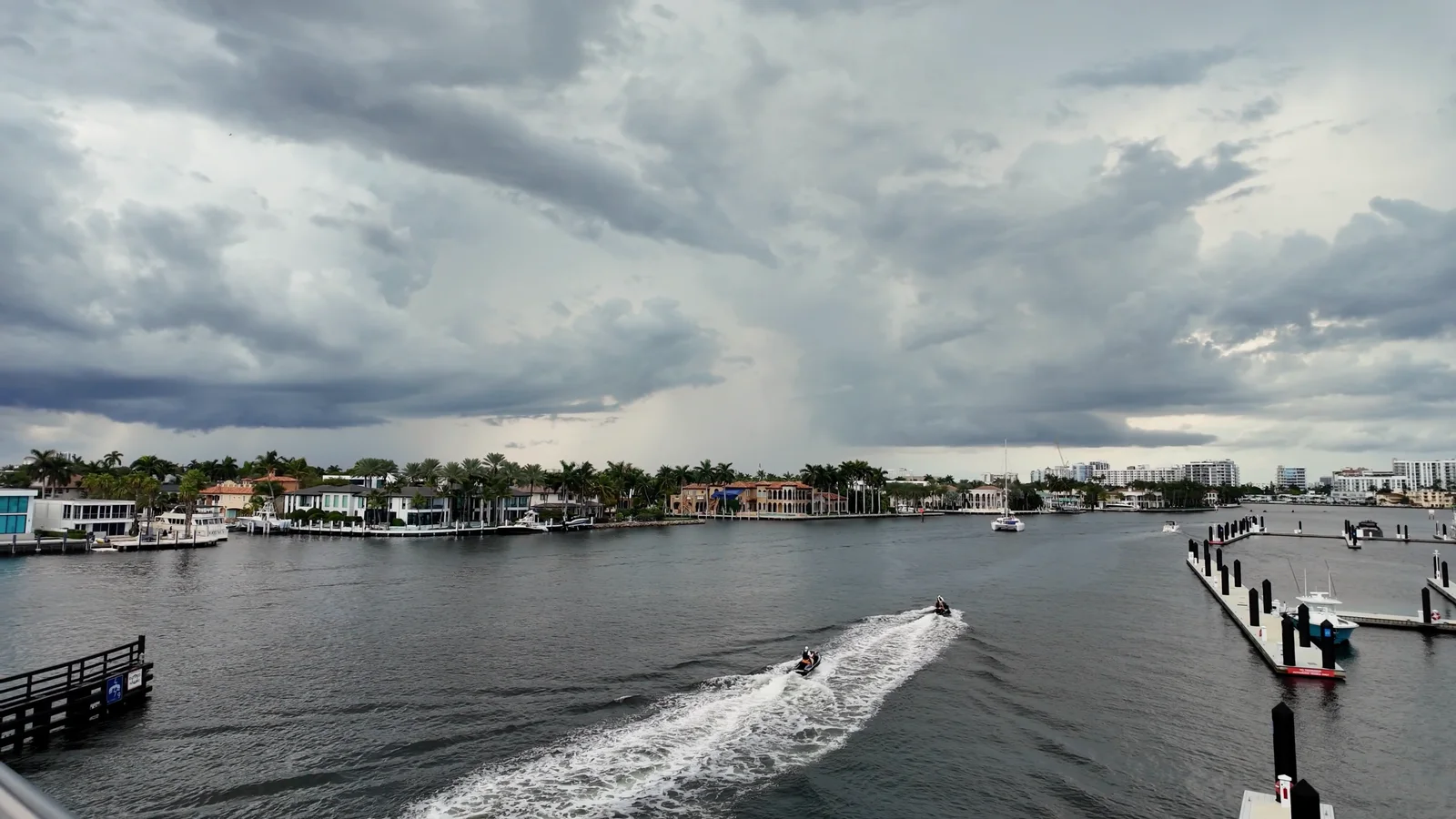 Una embarcación navega por el Intracoastal
