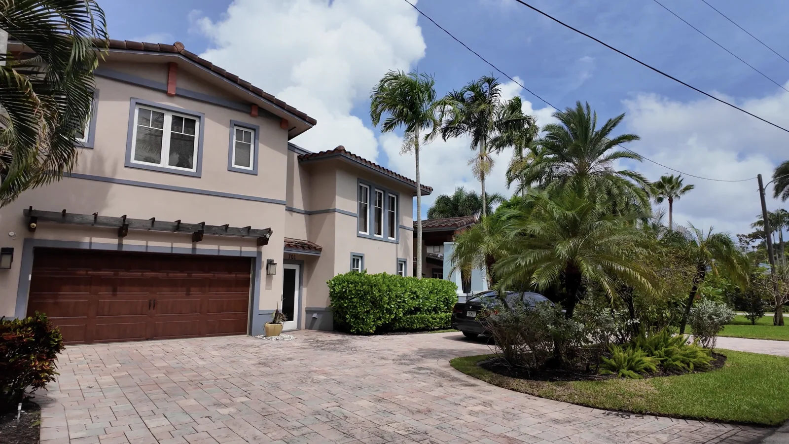Vivienda de dos plantas con jardín tropical