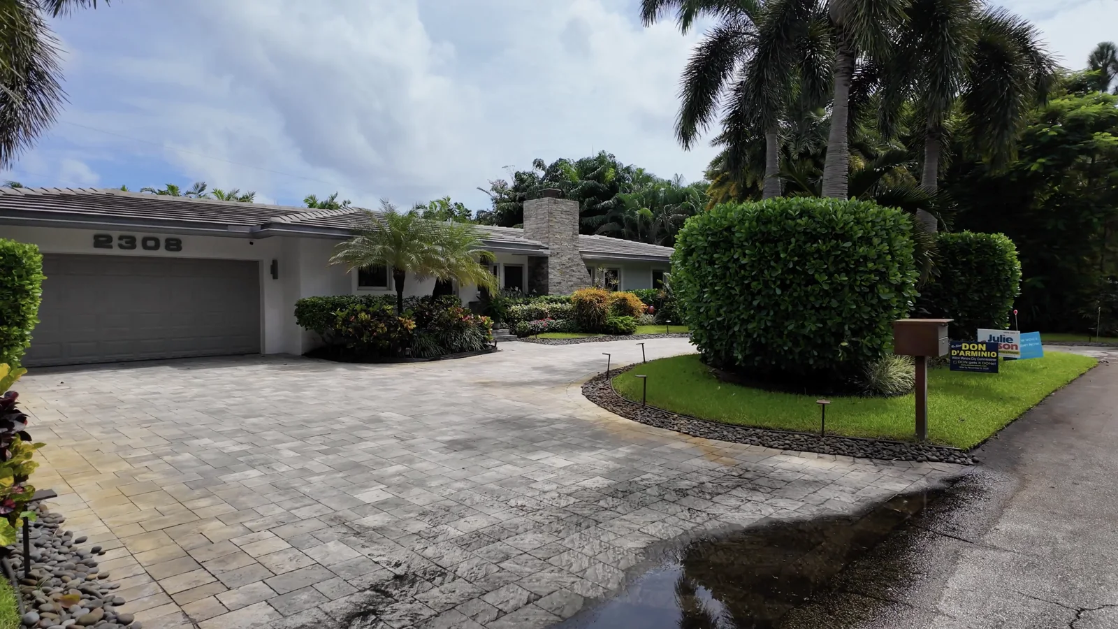Entrada pavimentada de una vivienda