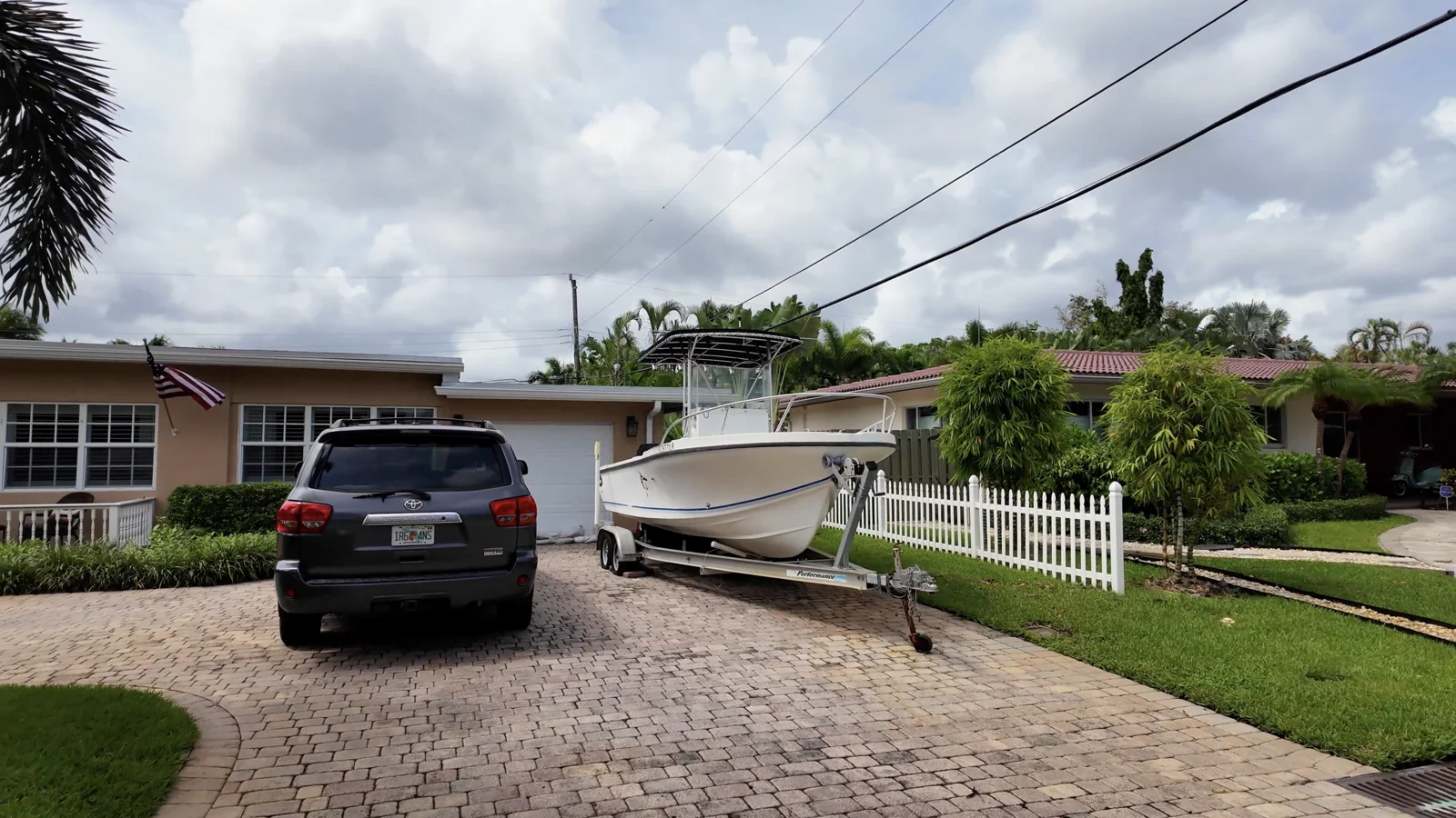 Embarcación guardada en una entrada residencial