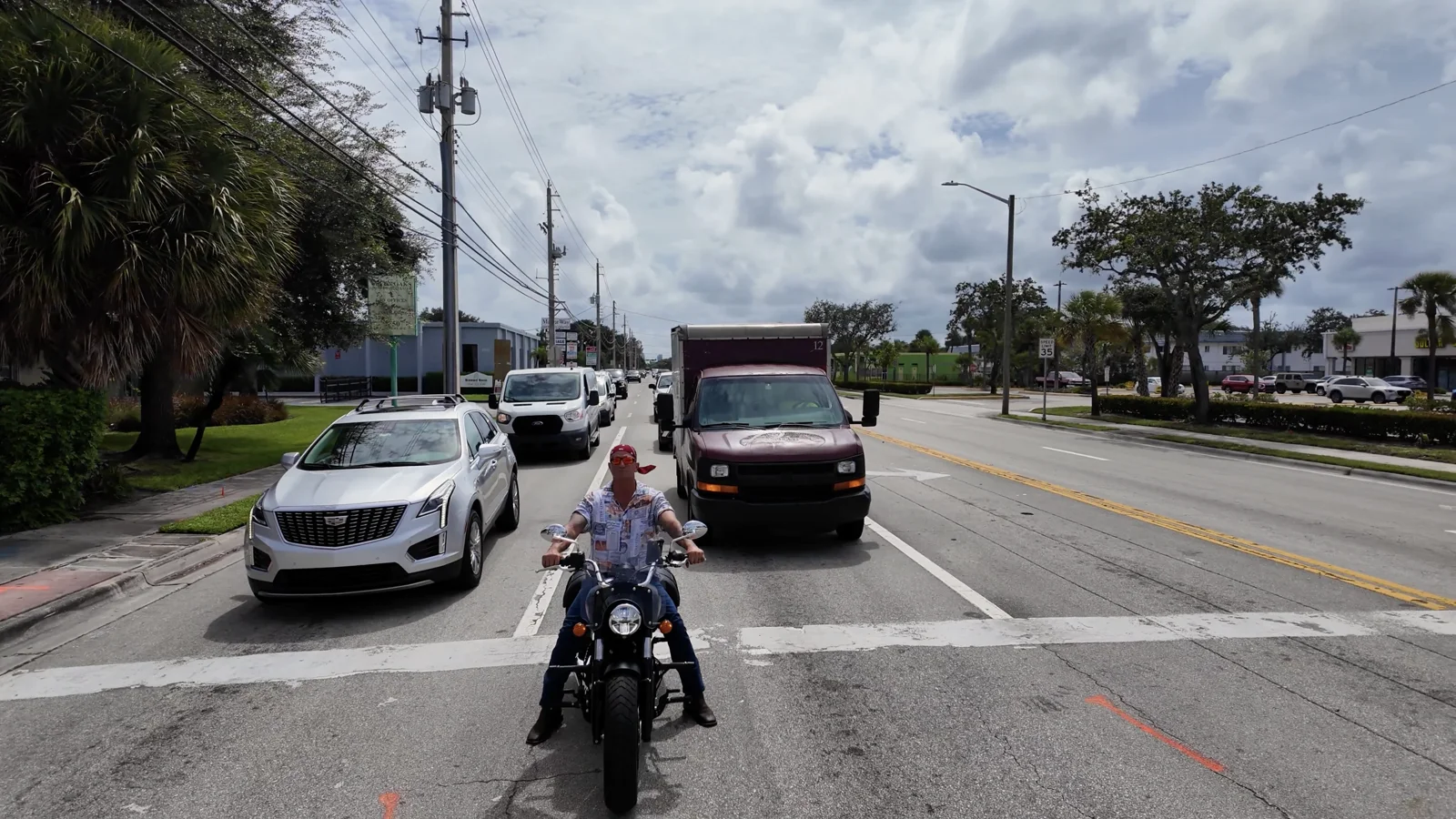Cruce de Andrews Avenue durante la caminata