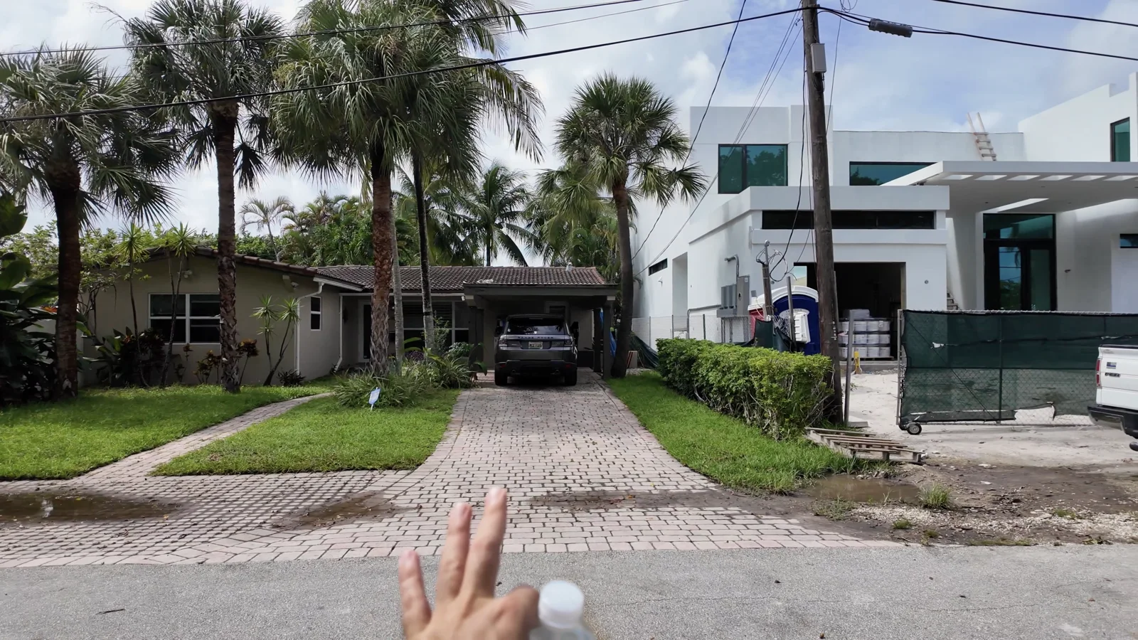 Contraste entre una vivienda baja y una construcción nueva