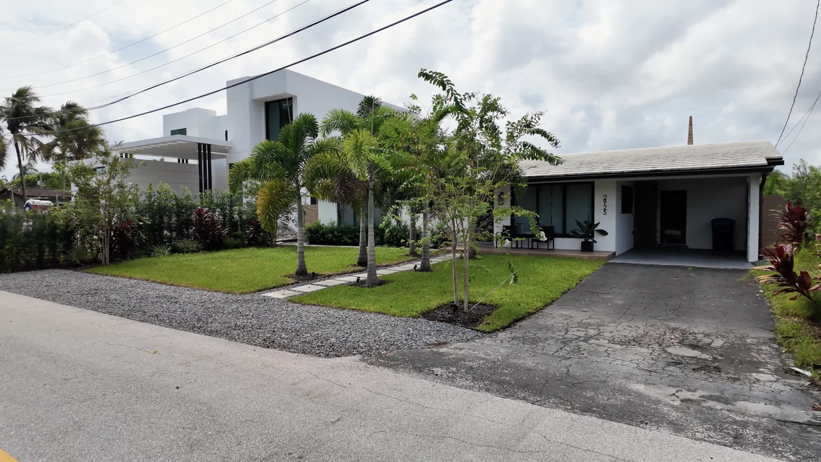 Casas de distintas escalas junto a la calle