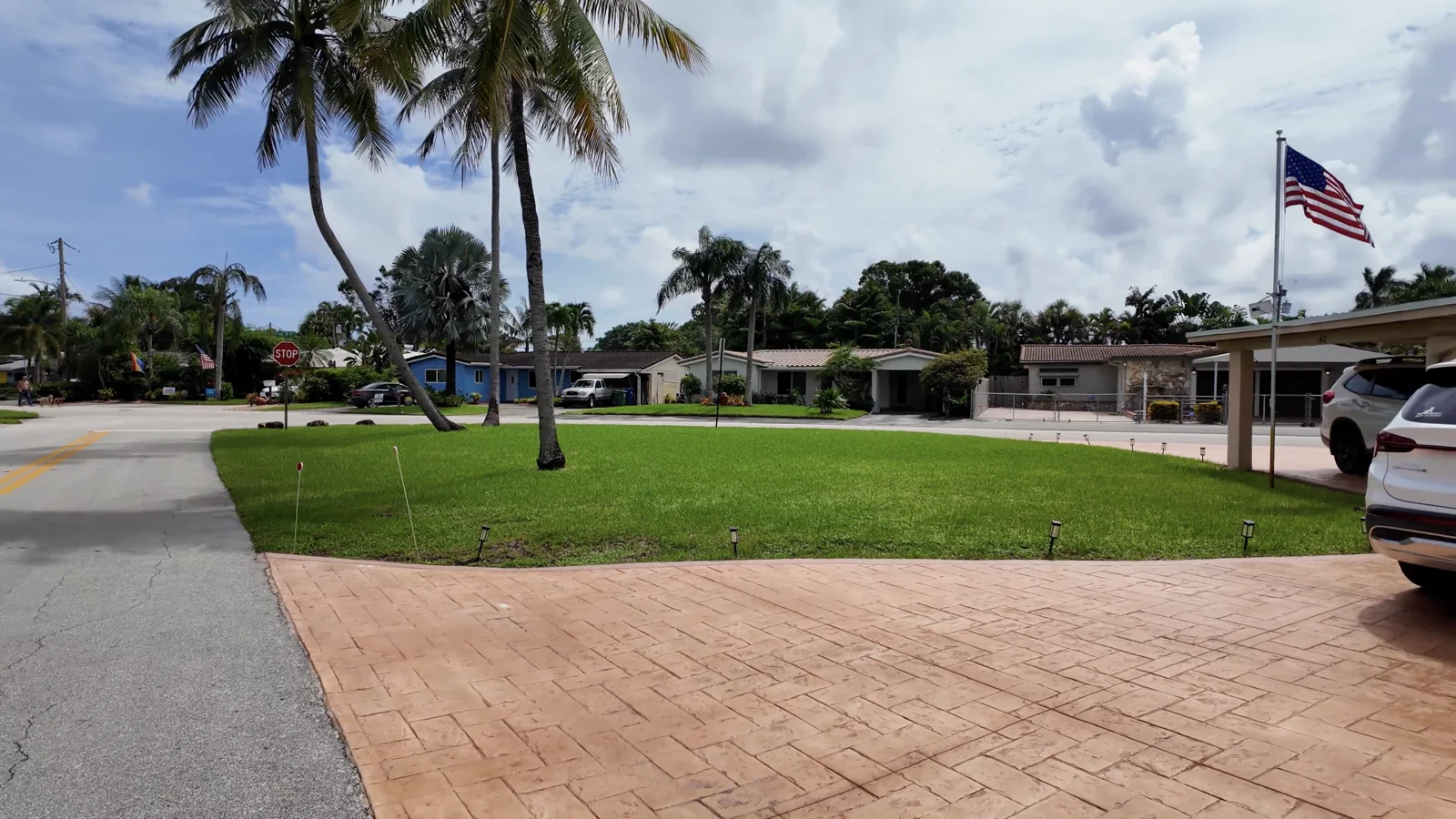 Espacio ajardinado y casas del vecindario