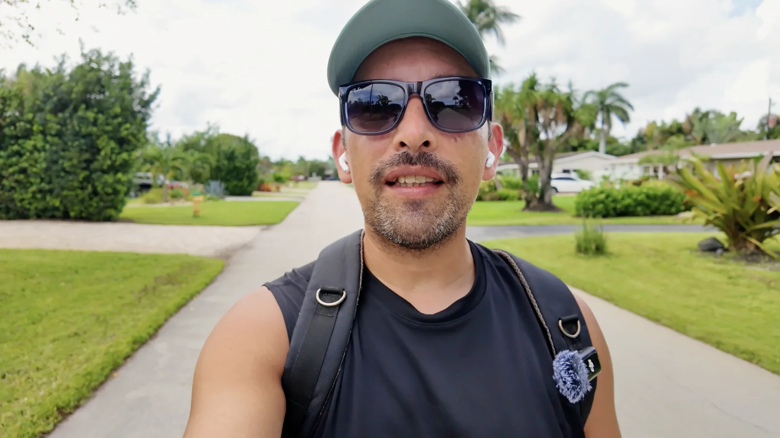 Ricardo recorre las calles de Wilton Manors